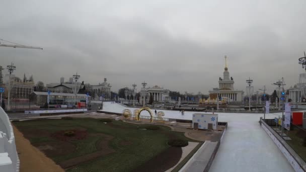 MOSCOW, RUSSIA - NOVEMBER 27, 2019: Big city ice skating rink at VDNKh. — стокове відео