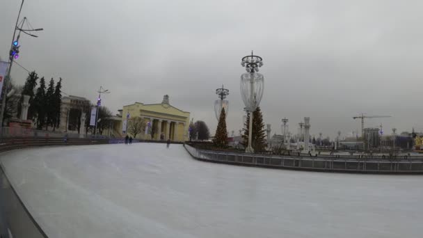 Moskva, Ryssland - 27 november 2019: Folk rider på storstadens skridskobana i Vdnkh. — Stockvideo