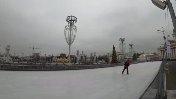 Moszkva, Oroszország - 2019. november 27.: Emberek lovagolnak a nagyvárosi jégpályán Vdnkh-ban. — Stock videók