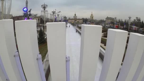 MOSCÚ, RUSIA - 27 DE NOVIEMBRE DE 2019: Gran pista de patinaje sobre hielo de la ciudad en VDNKh . — Vídeo de stock