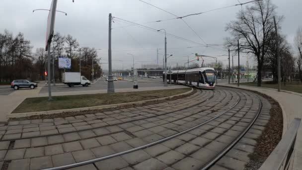 MOSCA, RUSSIA - 27 NOVEMBRE 2019: Il tram viaggia su rotaie durante la giornata nuvolosa. Stazione VDNKh . — Video Stock