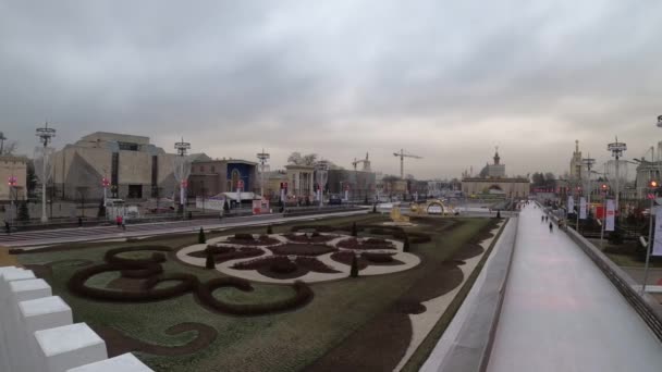 MOSCOW, RÚSSIA - NOVEMBRO 27, 2019: Pista de patinação no gelo da cidade grande em VDNKh . — Vídeo de Stock