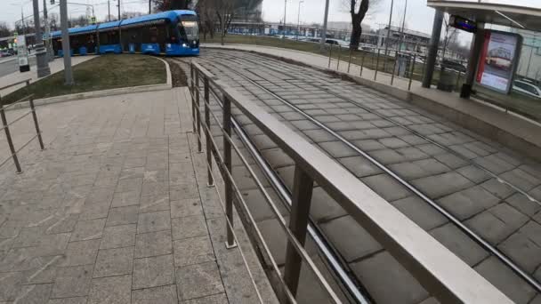 МОСКВА, РОССИЯ - 27 ноября 2019 года: Поездка на трамвае по рельсам в пасмурный день. ВДНХ . — стоковое видео