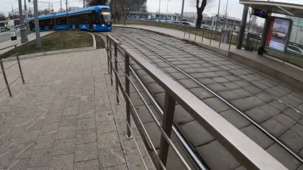 Moskou, Rusland - 27 november 2019: Tram rijdt per spoor tijdens bewolkte dag. Station Vdnkh. — Stockvideo