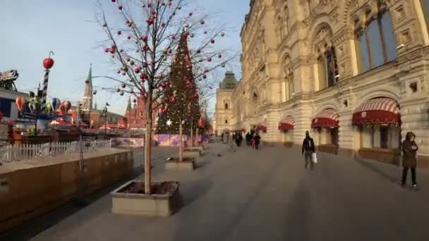 MOSCOU, RUSSIE - 24 NOVEMBRE 2019 : Décorations du Kremlin de Moscou et de Noël sur la place Rouge, hyperlapsus. Arbres de nouvel an en Russie . — Video