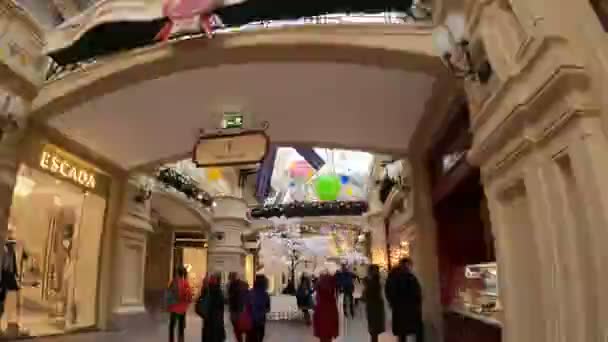 Moskwa, Rosja - 24 listopada 2019: Wnętrze gumy w czasie świąt Bożego Narodzenia, hiperlapsja, upływ czasu. — Wideo stockowe