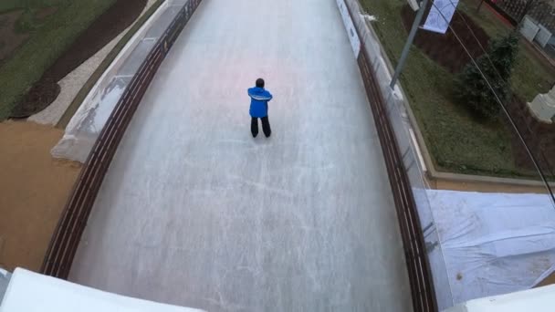 Moskou, Rusland - 27 november 2019: Grote ijsbaan in de stad bij Vdnkh. — Stockvideo