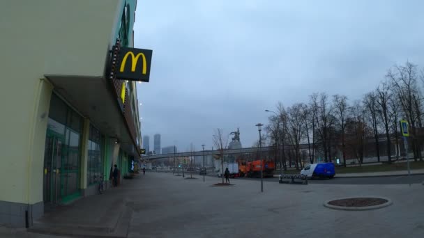 Moskva, Ryssland - 27 november 2019: Mcdonalds butik vid molnigt väder. Tidsfrist. — Stockvideo