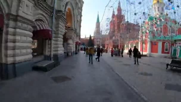 Moskva, Ryssland - 24 november 2019: Moskva Kreml och julpynt på Röda torget, hyperlapse. Nyårsträd i Ryssland. — Stockvideo