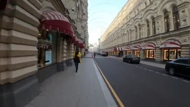 Moskova, Rusya - 24 Kasım 2019: Ünlü Sakız mağazası hipervanesi. — Stok video