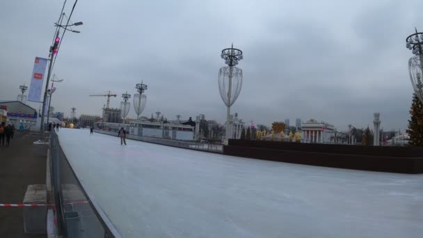 MOSCOW, RUSSIA - NOVEMBER 27, 2019: Big city ice skating rink at VDNKh. — ストック動画