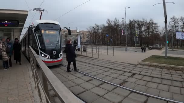 Moskwa, Rosja - 27 listopada 2019 r.: W pochmurny dzień tramwaj jedzie koleją. Stacja Vdnkh. — Wideo stockowe