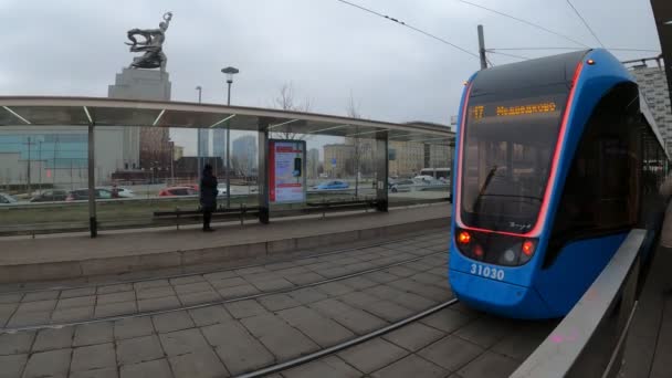 Moskwa, Rosja - 27 listopada 2019 r.: W pochmurny dzień tramwaj jedzie koleją. Stacja Vdnkh. — Wideo stockowe
