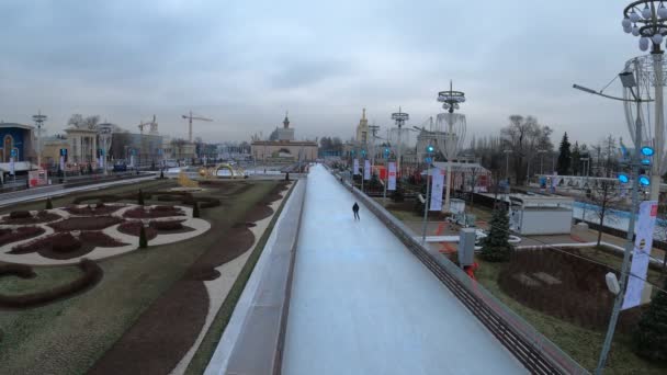 Moskau, russland - 27. november 2019: große stadt eislaufbahn am vdnkh. — Stockvideo