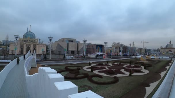 MOSCOW, RUSSIA - NOVEMBER 27, 2019: Big city ice skating rink at VDNKh. — стокове відео