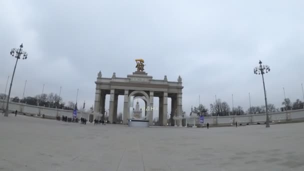 Moskva, Ryssland - 27 november 2019: Hyperlapse av huvudentrén till parken Vdnkh, julpynt. Utan färgkorrigering. — Stockvideo