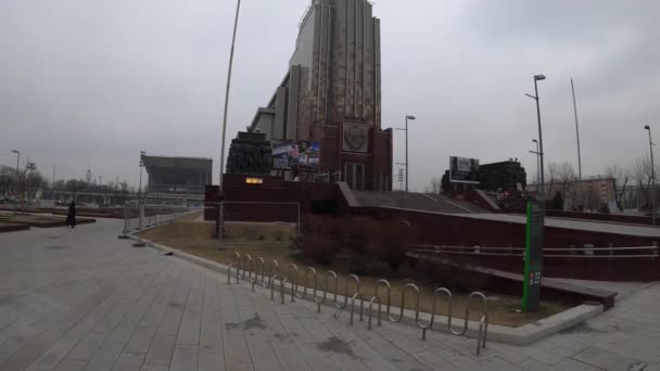 MOSCÚ, RUSIA - 24 DE NOVIEMBRE DE 2019: Obrero y mujer Kolkhoz Monumento de acero con clima nublado . — Vídeos de Stock