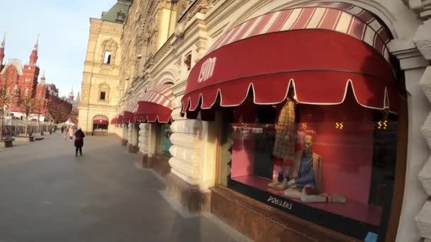俄罗斯莫斯科- 2019年11月24日：位于红色广场的Prada奢侈品商店. — 图库视频影像