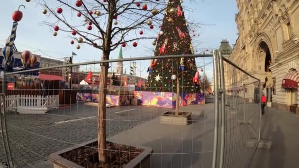 Moskau, Russland - 24. November 2019: Moskauer Kreml und Weihnachtsdekoration auf dem Roten Platz. Neujahrsbäume in Russland. — Stockvideo