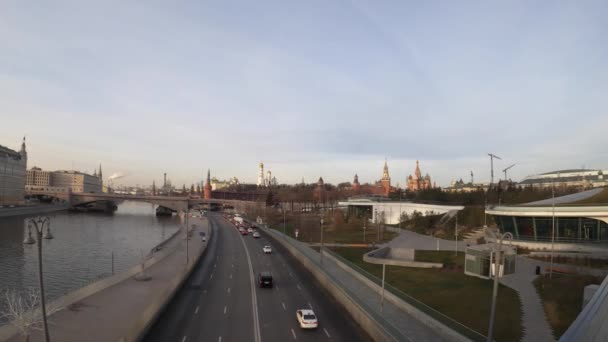 モスクワ,ロシア- 2019年11月24日: Zaryadye Park 、モスクワ、ロシア。クレムリン — ストック動画