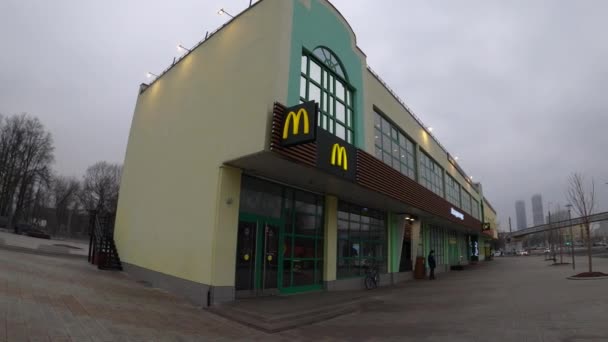 俄罗斯莫斯科- 2019年11月27日：多云天气下的麦当劳商店. — 图库视频影像