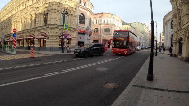 Moskwa, Rosja - 24 listopada 2019: Czerwone miasto zwiedzanie autobusu turystycznego na ulicy w pobliżu Placu Czerwonego. — Wideo stockowe