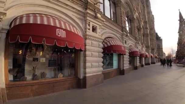 Moszkva, Oroszország - 2019. november 24.: Dior luxusáruház egy rágóban egy piros négyzeten. — Stock videók
