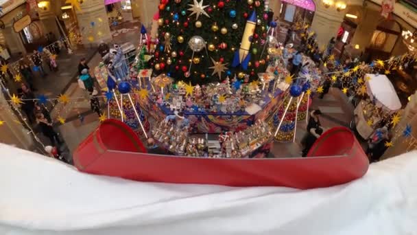 MOSCÚ, RUSIA - 24 DE NOVIEMBRE DE 2019: Adornos navideños en Goma de mascar en una Plaza Roja, año nuevo, imágenes de 4k, no editadas . — Vídeo de stock