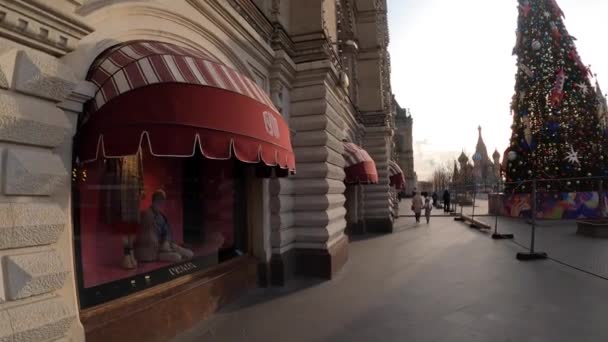 MOSCOW, RÚSSIA - NOVEMBRO 24, 2019: Prada loja de luxo em uma GUM em uma praça vermelha . — Vídeo de Stock