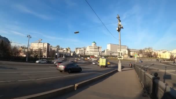 Moskova, Rusya - 23 Kasım 2019: Büyük taş köprünün üzerinde yürümek. — Stok video