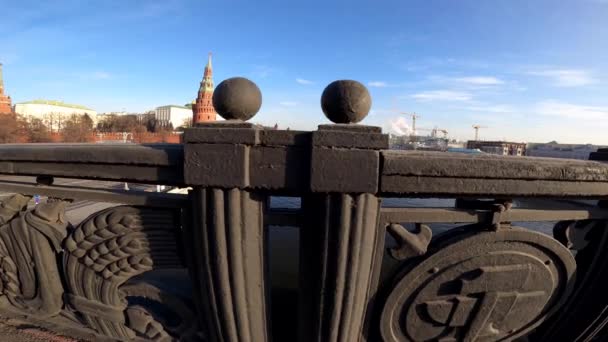 Moskova, Rusya - 23 Kasım 2019: Kremlin, Büyük Taş Köprüsü manzaralı. — Stok video