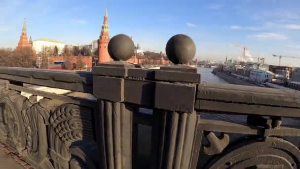 Moskou, Rusland - 23 november 2019: Kremlin, uitzicht vanaf de Grote Stenen Brug. — Stockvideo