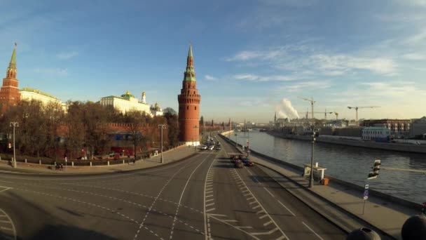 MOSCÚ, RUSIA - 23 de noviembre de 2019: Kremlin, vista desde el Gran Puente de Piedra . — Vídeos de Stock
