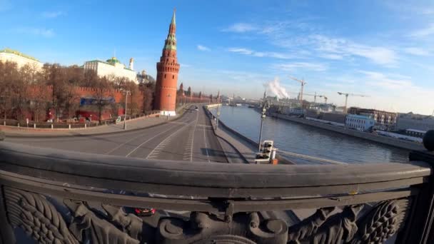 Moskou, Rusland - 23 november 2019: Kremlin, uitzicht vanaf de Grote Stenen Brug. — Stockvideo