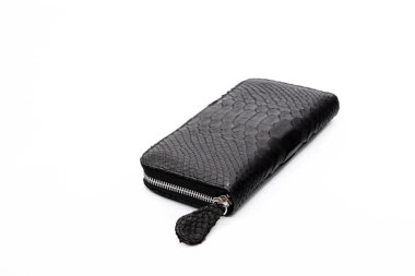 Beyaz arka planda izole edilmiş lüks yılan derisi piton cüzdanı..