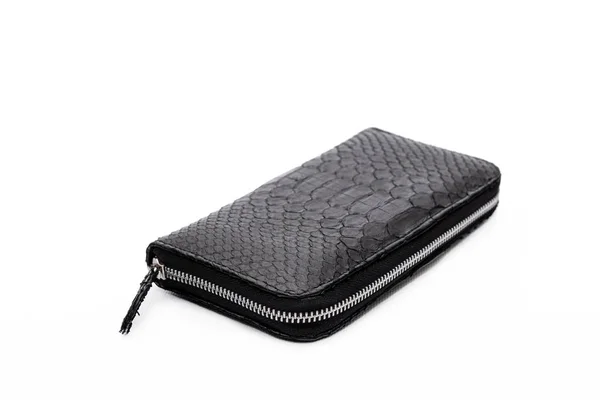 Cartera de pitón de piel de serpiente de lujo de moda aislada sobre un fondo blanco . — Foto de Stock