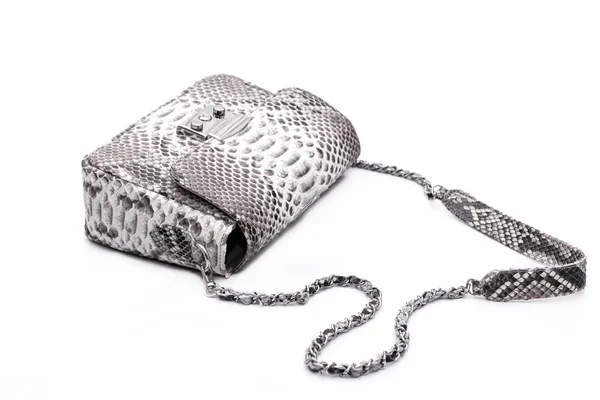 흰색 배경에 분리 된 패션 럭셔리 뱀 스킨 파이 선 핸드백. — 스톡 사진