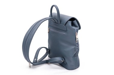 Moda kadınları beyaz arka planda izole edilmiş deri mavi sırt çantası..