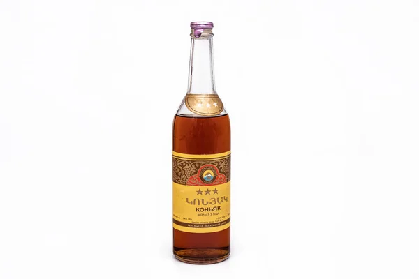 MOSCA, RUSSIA - 12 DICEMBRE 2019: Famoso cognac russo Ararat, bottiglia vintage, più di 30 anni . — Foto Stock