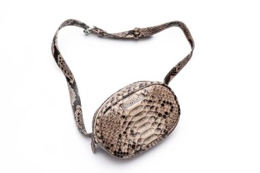 Beyaz arka planda izole edilmiş, lüks yılan derisi piton çantalı..