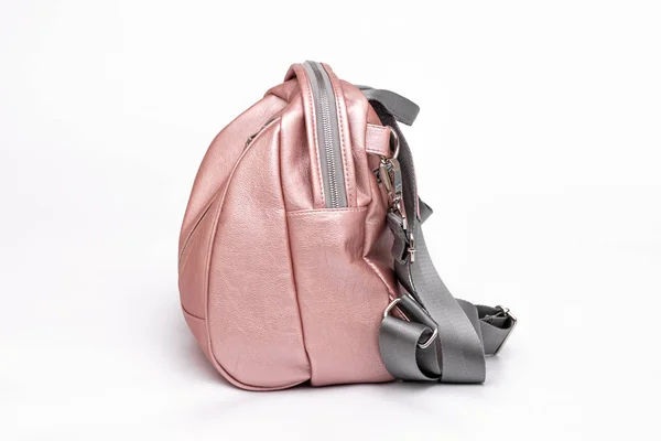 Mochila de cuero rosa de las mujeres de moda aislada sobre un fondo blanco . — Foto de Stock