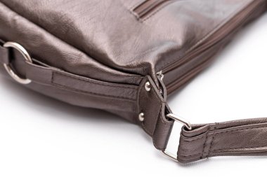 Lüks moda kadınları, beyaz arka planda izole edilmiş deri bronz çanta..