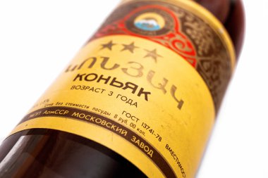 Moskova, Rusya - 12 Aralık 2019: Ünlü Rus konyağı Ararat, antika şişe, 30 yaşın üzerinde.