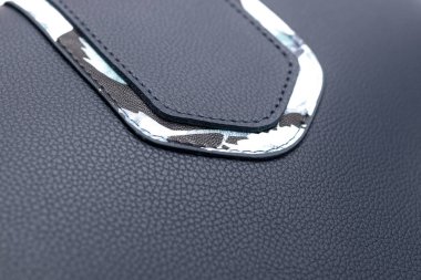 Lüks moda kadınları, beyaz arka planda izole edilmiş deri mavi çanta..