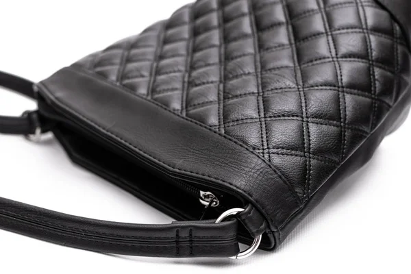 Luksusowa moda damska skórzana czarna torebka izolowana na białym tle. — Zdjęcie stockowe