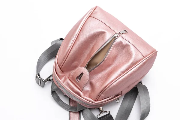 Divat nők bőr rózsaszín hátizsák elszigetelt fehér alapon. — Stock Fotó