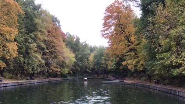 紅葉が色鮮やかな秋の公園と公園内の池。秋の池のパノラマ. — ストック動画