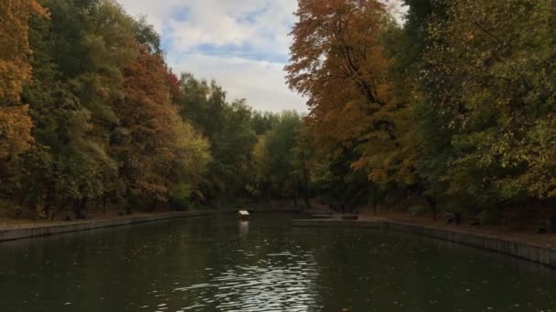 Herbstpark mit bunten Blättern und einem Teich im Park. Blick auf den Herbstweiher. — Stockvideo