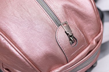 Tahta arka planda sentetik deri bir sırt çantası. Eko deri çanta..