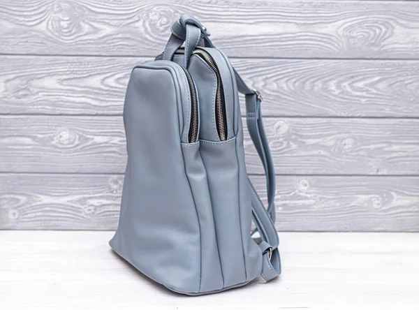 Синтетичний шкіряний синій рюкзак на дерев'яному тлі. Екологічна шкіряна сумка . — стокове фото